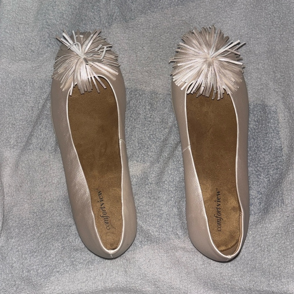 NWOT; 9 Wide, gold flats w pompoms; slightly & subtly ergonomically elevated!